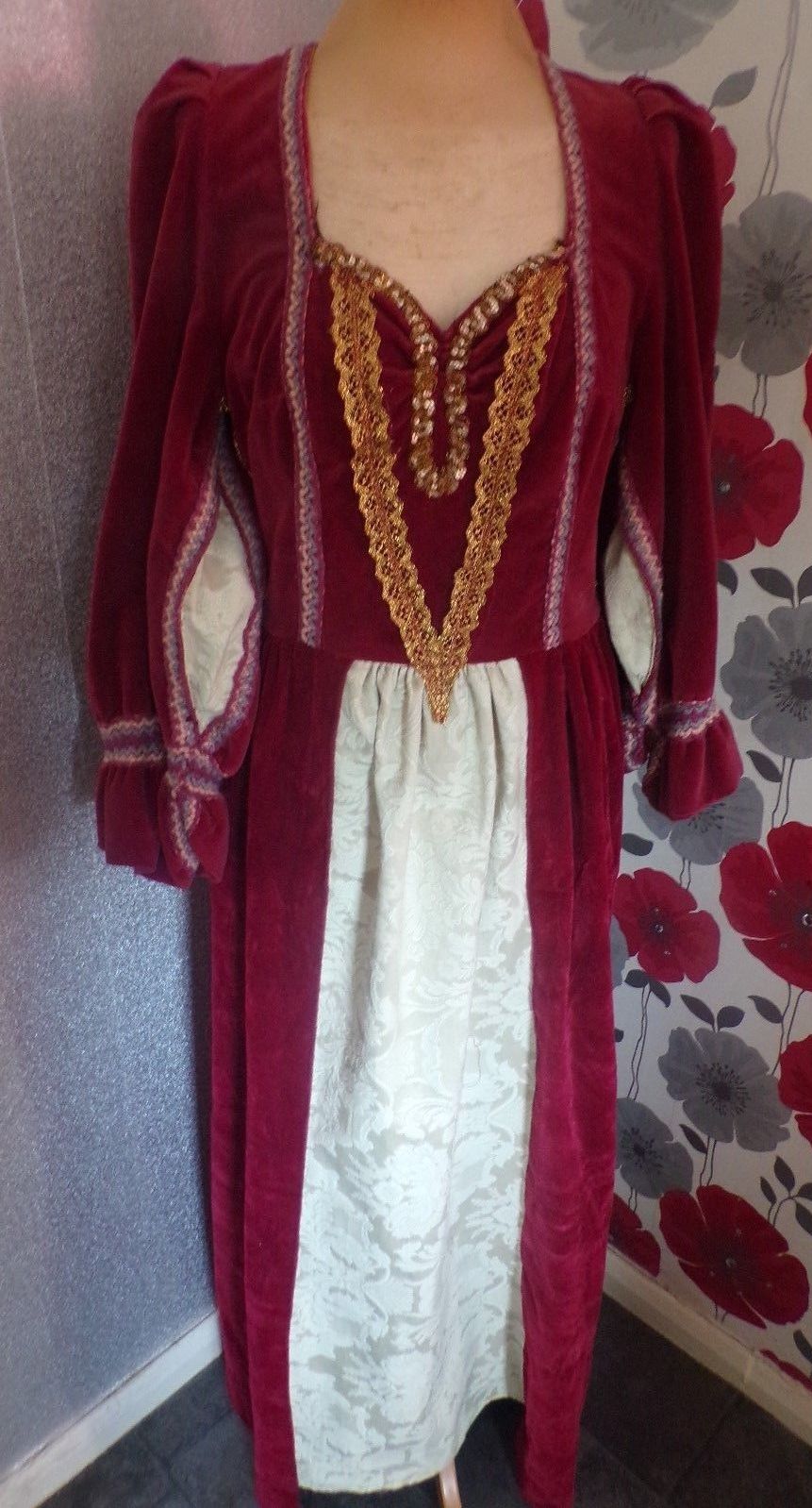 Dama in Rosso con V in Oro